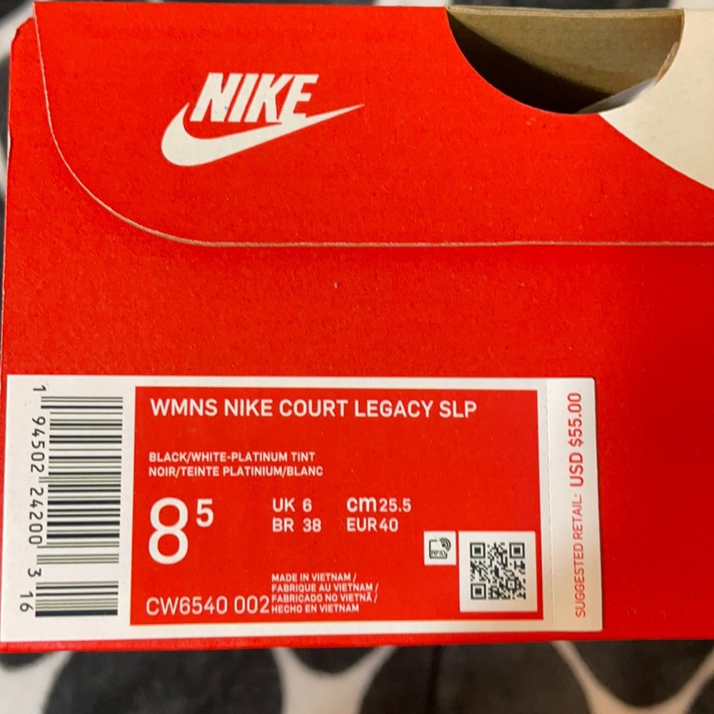 Brand New Never Worn Nike Court Legacy